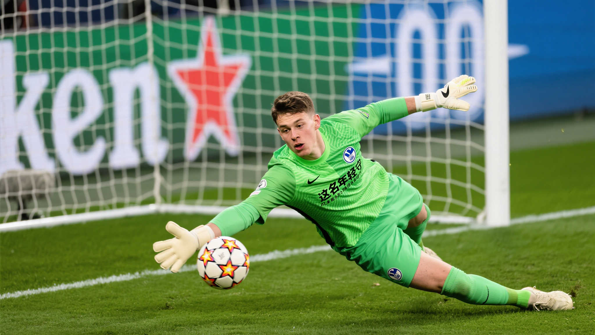 盐城迎战宿迁,17岁门将展现非凡才华 据统计,本场比赛他成功做出了8次有效扑救,其中包括