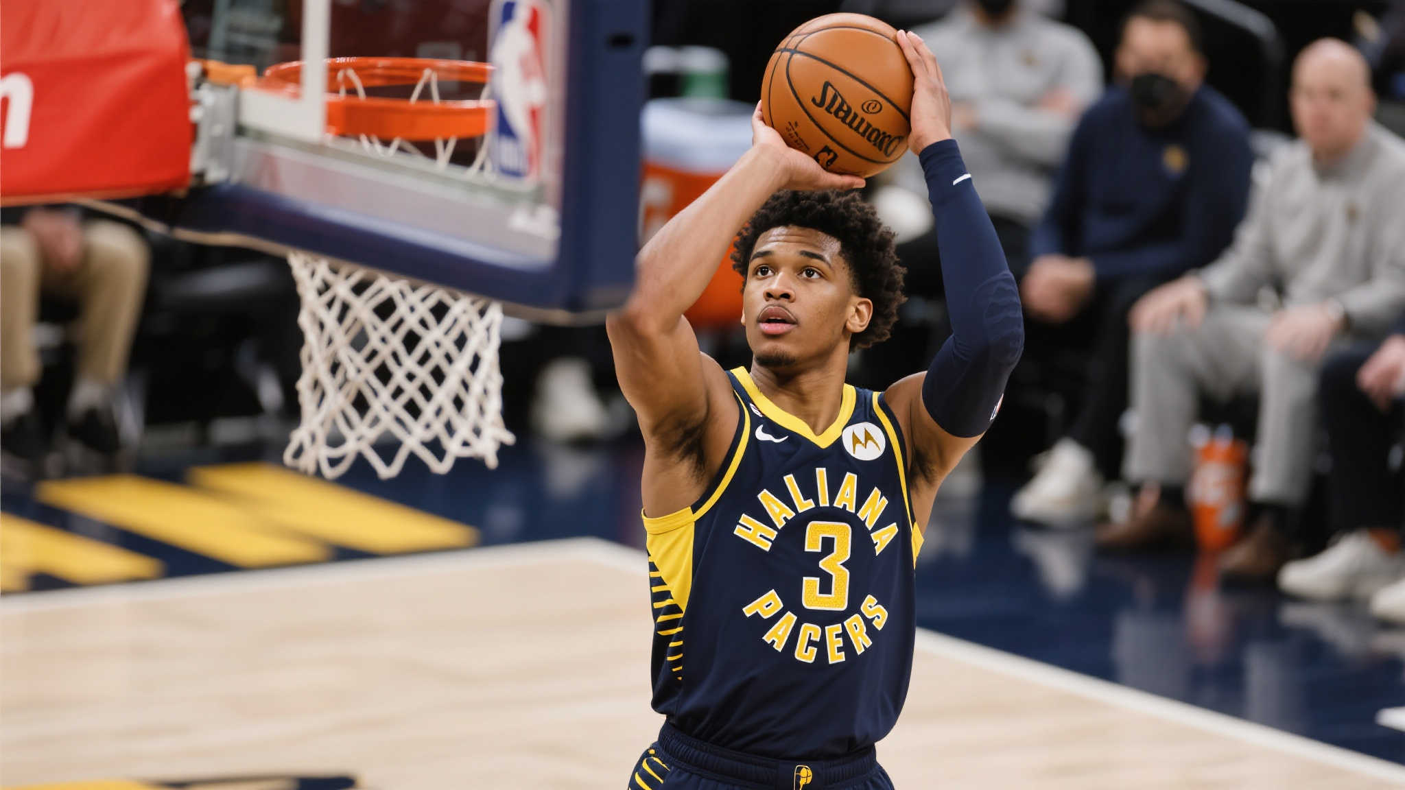 步行者队友筑人墙护航,哈利伯顿三分神射后意外受伤 作为步行者阵容的重要成员,泰瑞斯·哈利伯顿已经成为